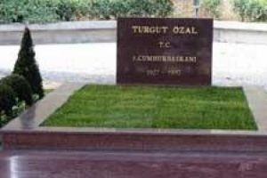 &Ouml;zal'ın yenilenen mezarı ziyarete a&ccedil;ıldı