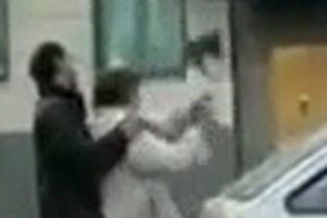 Kocasının otomobiline baltayla saldırdı
