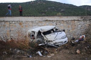 Minib&uuml;s şarampole u&ccedil;tu: 1 &ouml;l&uuml;, 11 yaralı