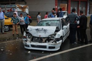 Kontrol&uuml; kaybedilen otomobil minib&uuml;se &ccedil;arptı