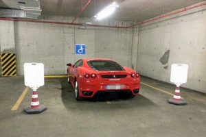 L&uuml;ks otomobilin engelli park alanına &ccedil;ekilmesine tepki