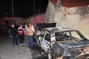 Mahalleliyi korkutan ara&ccedil; yangını