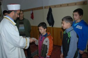 Bayram namazı kılan &ccedil;ocuklara bayram har&ccedil;lığı