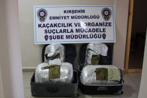 Yol kontrol&uuml;nde esrar maddesi alındı