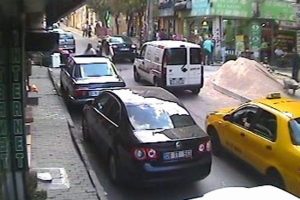 80 kiloluk buzdolabı &ccedil;ocuğun &uuml;zerine d&uuml;şt&uuml;