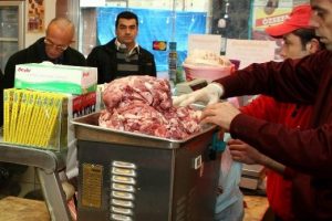 Kurban etleri kıyma oluyor