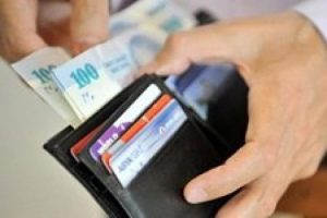 Bankada m&uuml;şterilerinin hesaplarını boşalttı