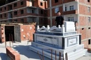 Reklam i&ccedil;in &ccedil;atıya konulan mezarı t&uuml;rbe sanıyorlar