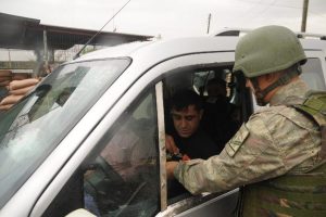 Jandarmadan vatandaşa bayram şekeri