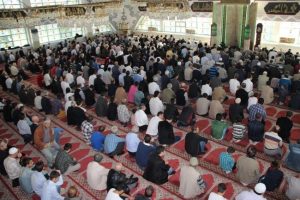 Cuma namazında camiler doldu taştı