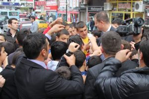 &Ccedil;ocuklar bayramlaşma &ccedil;adırını birbirine kattı