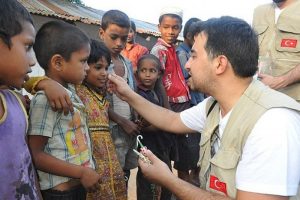 Bangladeşli yetimlerin y&uuml;z&uuml; g&uuml;ld&uuml;