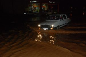 Şanlıurfa'da sağanak yağış trafiği fel&ccedil; etti