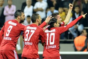 Kartal zincirlerini kırdı