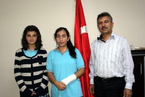 Bur&ccedil; Okulları'na &uuml;&ccedil; &ouml;d&uuml;l birden