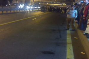 Metrob&uuml;s gelmeyince yol kestiler