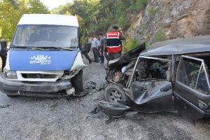 Minib&uuml;s ile otomobil &ccedil;arpıştı: 12 yaralı