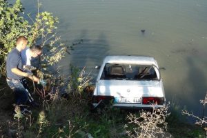 Otomobil dereye u&ccedil;tu: 3 yaralı