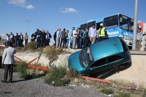 Yolcu minib&uuml;s&uuml; ile otomobil &ccedil;arpıştı: 3 yaralı