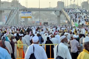 Milyonlarca M&uuml;sl&uuml;man şeytan taşladı
