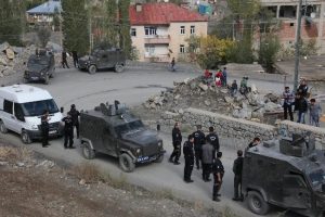 Polise bomba atarken elinde patladı