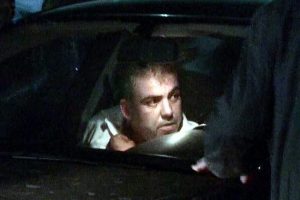 İntihar i&ccedil;in kendini araca kitleyen şahsı polis kurtardı