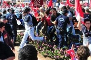 Polis barikatını aşıp t&ouml;ren alanına girdiler