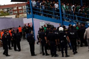 Boz&uuml;y&uuml;k'te trib&uuml;nler karıştı
