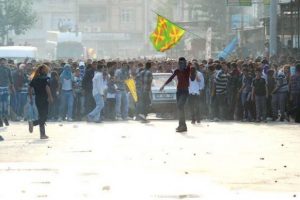 PKK yandaşları polise saldırdı