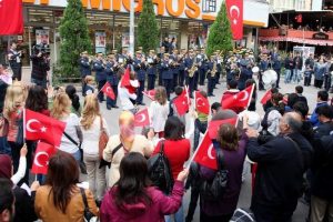 Adalar marşlarla renklendi