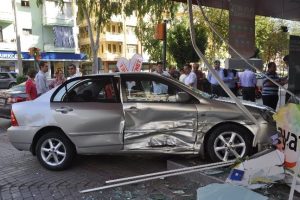 Telefoncu d&uuml;kkanına davetsiz misafir