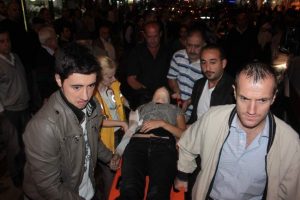 Anne ve kızına araba &ccedil;arptı