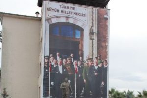 Yalova'da Atat&uuml;rk posterleri değiştirildi