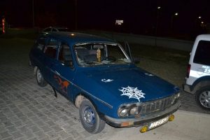Gece kul&uuml;b&uuml;nde silahlar konuştu: 2 yaralı