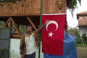 Evinin bah&ccedil;esine Atat&uuml;rk b&uuml;st&uuml; yaptırdı