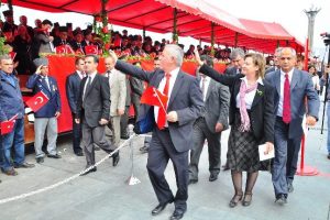 Chp'li vekiller İzmir Valisi Kıra&ccedil;'ı protesto etti