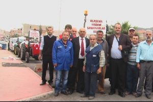 Sokaklara 2 ton g&uuml;l suyu sıkıldı