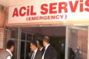 Cumhuriyet t&ouml;renine katılan &ouml;ğrenciler taşlandı
