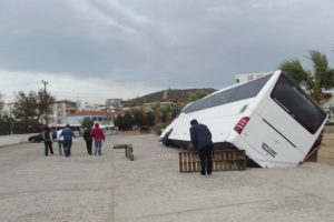 Otob&uuml;s&uuml;n ağırlığına dayanamayan yol &ccedil;&ouml;kt&uuml;