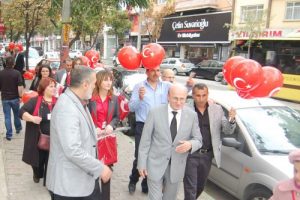 Yıldırım bayrak ve balonlarla s&uuml;slendi