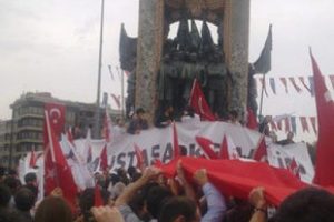 Taksim Anıtı'na o pankartı astılar!
