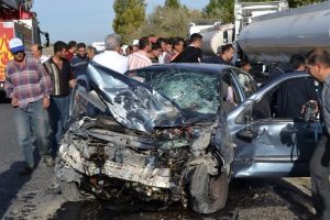 Otomobil karşı şeride ge&ccedil;ti: 2 &ouml;l&uuml;, 3 yaralı