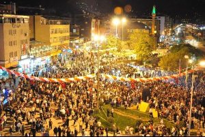 10 bin kişi Cumhuriyet i&ccedil;in y&uuml;r&uuml;d&uuml;