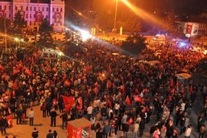 5 bin kişi cumhuriyet i&ccedil;in y&uuml;r&uuml;d&uuml;