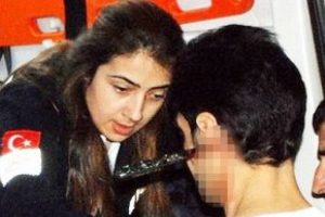Başındaki bı&ccedil;akla hastaneye kaldırıldı!