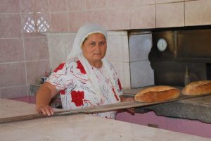 Elinin hamuru ile erkeklere taş &ccedil;ıkartıyor