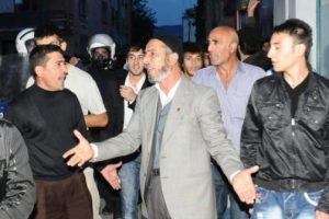 Bursa'da &ouml;fkeli kalabalığı şehit babası yatıştırdı