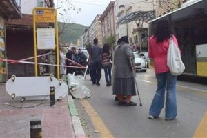 Şiddetli Lodos Bursa'da hayatı olumsuz etkiliyor