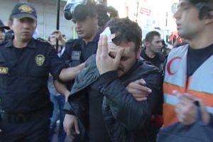 G&ouml;stericileri lin&ccedil;ten polis kurtardı
