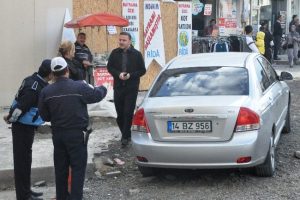 Bolu'da zabıta m&uuml;d&uuml;r&uuml; sokağa &ccedil;ıktı